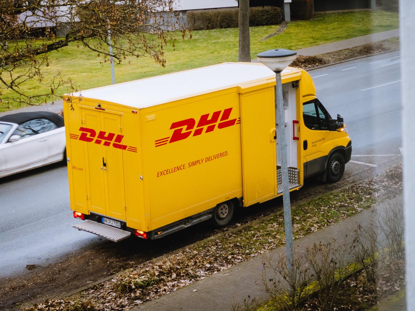 Ein DHL-Transporter.