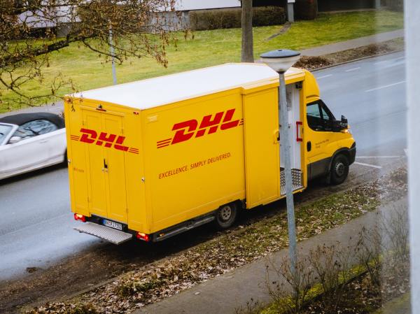 Ein DHL-Transporter.