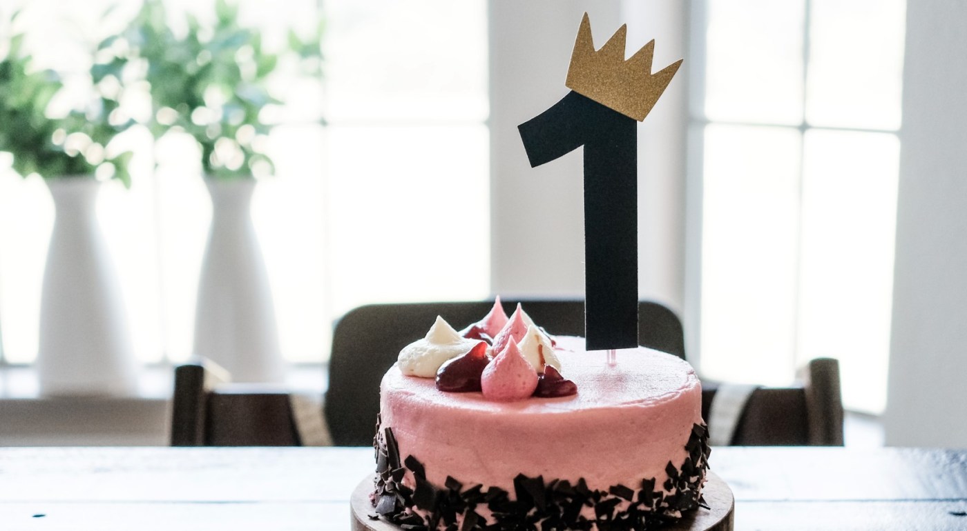 Geburtstagstorte mit einer 1 zum ersten Diabetes Jahrestag.