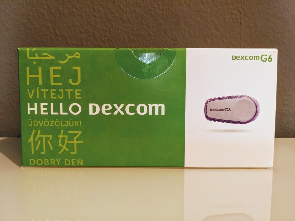 Verpackung vom Dexcom G6 mit Aufschrift "Hello Dexcom""