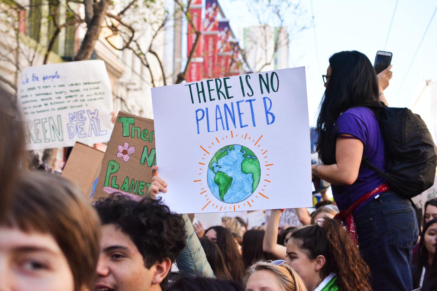 Demonstration gegen Klimawandel. Schild mit Aufschrift "There is no Planet B" als Symbolbild für Zusammenhang zwischen Klimawandel und Diabetes